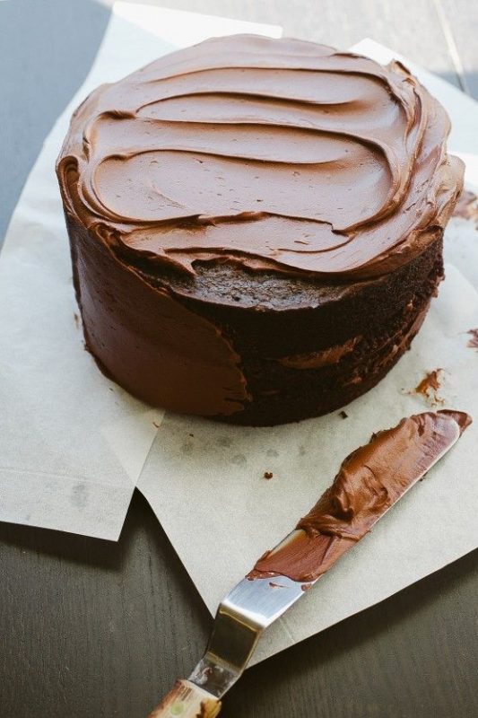 Tự tay làm bánh sinh nhật, phết từng lớp kem socola lên mặt bánh làm quà tặng bạn trai