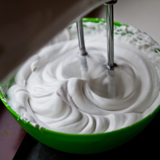 Đánh bông whipping cream - kem tươi - nguyên liệu làm bánh và kem phủ bề mặt