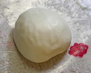 How-to-Make-Homemade-Marshmallow-Fondant-MMF-19-590x471
