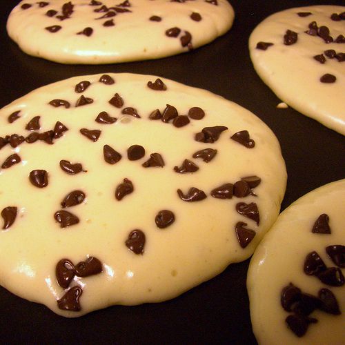 Cách làm bánh pancake chocochip chỉ cần chú ý rắc chocochip đều khi mặt bánh còn ướt trên chảo