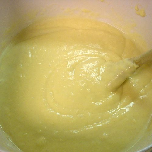 Theo công thức trong cách làm pancake này – 240 ml sữa là vừa đủ để chiếc bánh có độ xốp vừa (1-2cm)