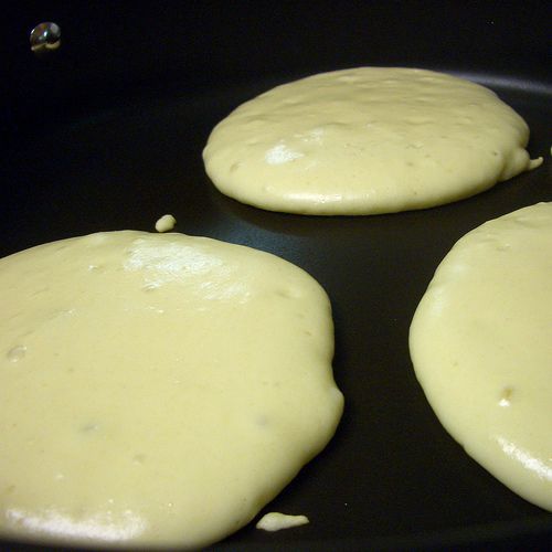 Quan trọng không kém phần trộn nguyên liệu trong cách làm pancake chính là giữ lửa và lật đều tay