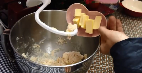 Cho bơ vào và hoàn thành hỗn hợp bột bánh Papparoti