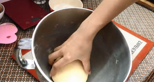 Nặn tròn hỗn hợp bột bánh Papparoti