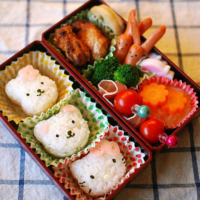 Xếp thật chặt và thật khít các món ăn trong hộp Bento