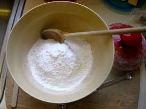 Trộn bột mì và bột ngô với nhau.