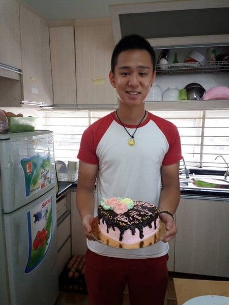 Một bạn trai đến làm bánh tặng sinh nhật người yêu