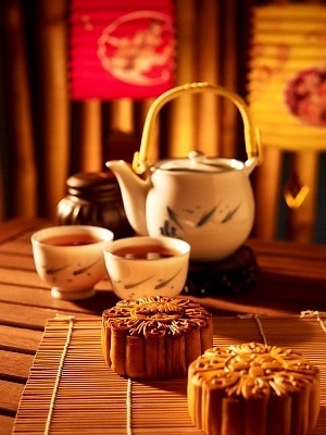 Vui trung thu giản dị với trà xanh và bánh nướng truyền thống