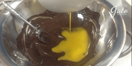 Cho bơ vào chocolate đã chảy