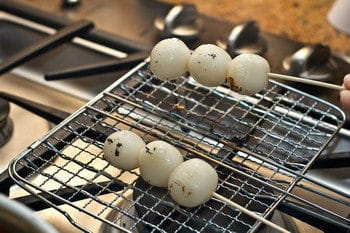 Nướng dango trực tiếp trên bếp với lửa trung bình