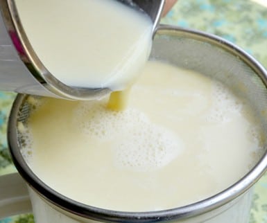 Đổ sữa đậu nành ra bát và để lạnh cho tới khi đông hẳn
