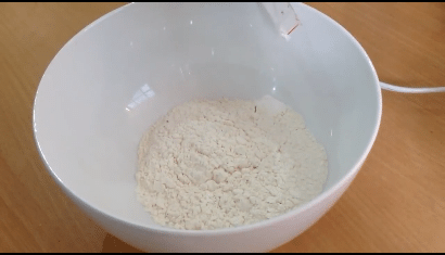Trộn bột mì và bột nở