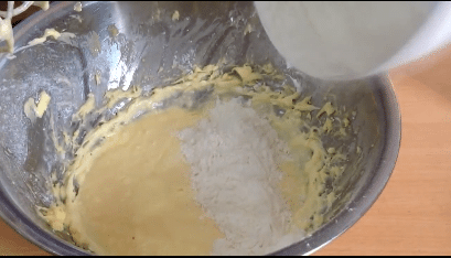 Đổ bột vào hỗn hợp bơ