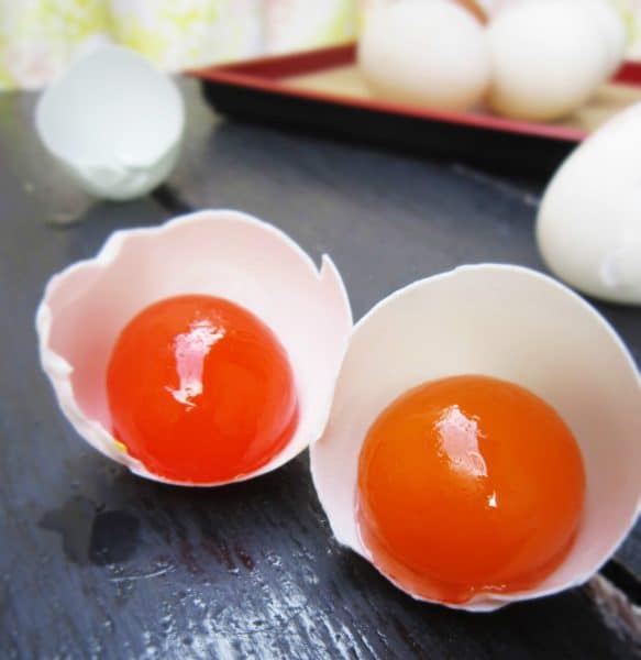 Tách lòng trắng và lòng đỏ trứng muối