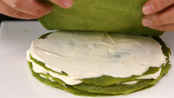 Mách ‘nhẹ’ 2 cách làm bánh crepe trà xanh ngàn lớp – đơn giản và xoắn ốc