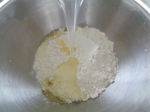 Đổ nước đường và dầu ăn vào bột