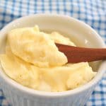 Tận dụng whipping cream bị tách nước làm bơ tại nhà
