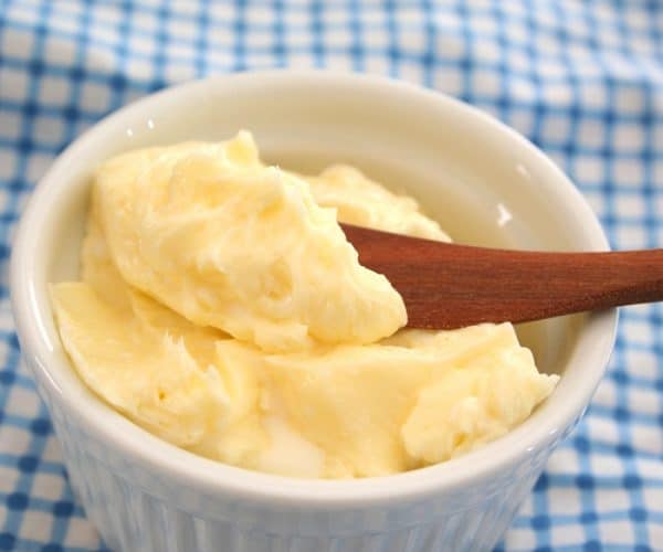 Tận dụng whipping cream bị tách nước làm bơ tại nhà