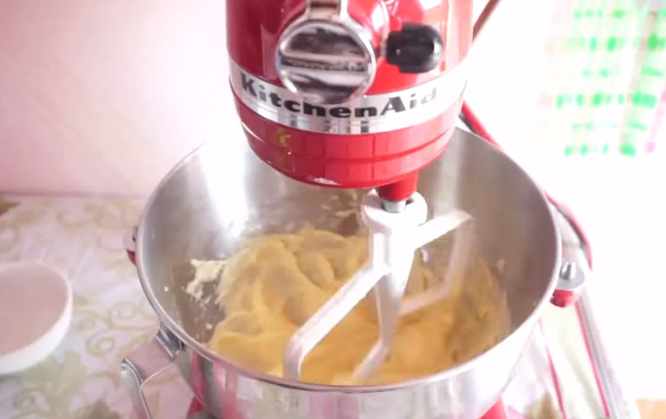 Dùng máy đánh trứng trộn đều bơ và đường