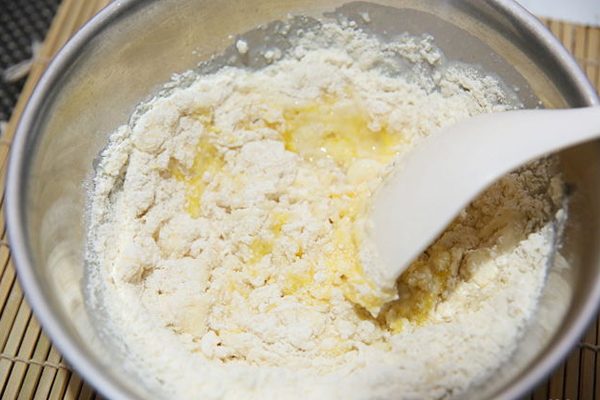 Trộn bơ và bột với nhau