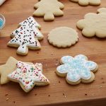 Những chiếc bánh quy được trang trí bằng kem đường đậm chất Noel
