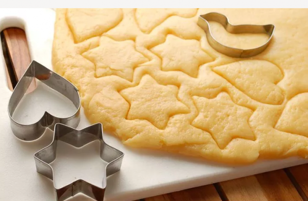 Sử dụng khuôn để tạo hình dáng cho chiếc bánh