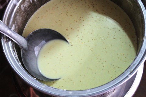 Trộn bột bánh xèo Mikko với nước và dầu ăn sẽ cho một hỗn hợp vàng nhạt