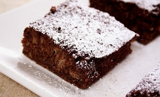 Rắc thêm đường bột để hoàn thiện cách làm brownie chocolate với hai bước đơn giản