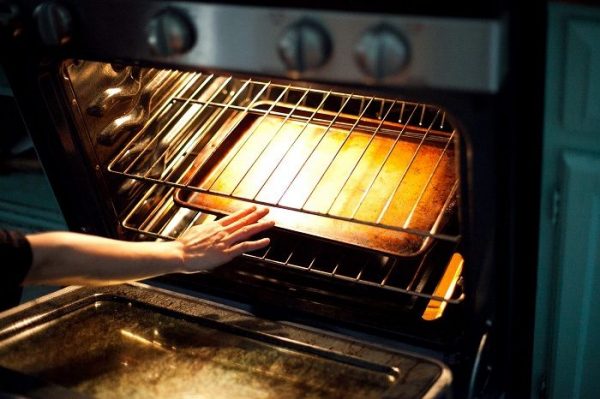 Làm nóng lò trước khi nướng