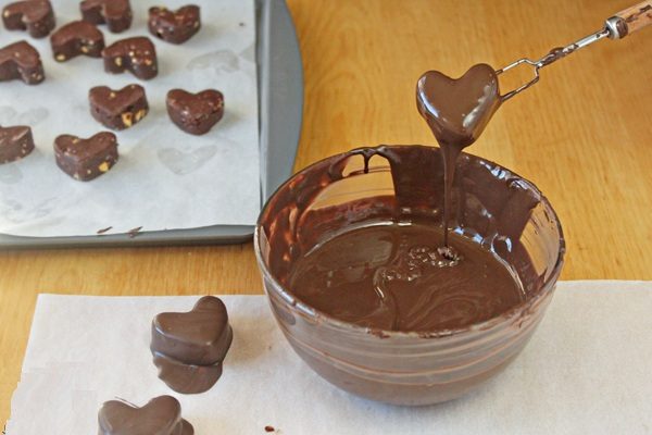 Nhúng viên chocolate vào socola đun chảy