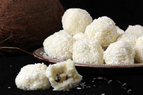 Phủ lớp áo cơm dừa cho truffle thêm phần hấp dẫn