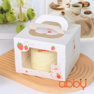 Hộp gato trắng hai mặt kính thỏ dâu 16x16x12cm (kèm đế trắng)